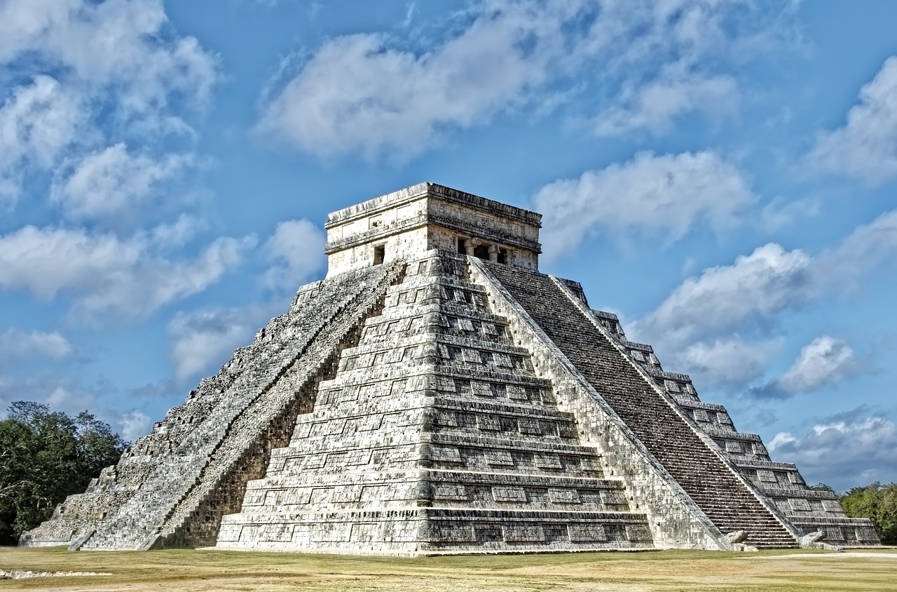 Древние руины майя в Чичен-Ице, один из самых известных археологических памятников Мексики.
